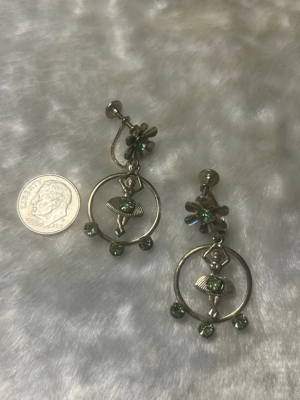 🍀VTG Gold Ballerina Hoop Drop Earrings Green Crystals